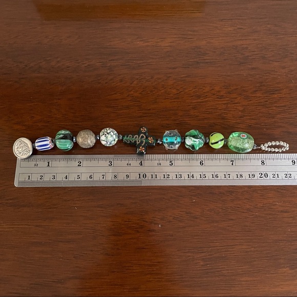 Beautiful glass beaded bracelet with cross accent in center. - Picture 5 of 6